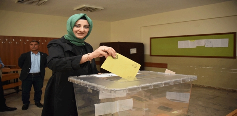 BAŞKAN AYŞE ÇAKMAK OYUNU KULLANDIKTAN SONRA VATANDAŞLARLA SOHBET ETTİ