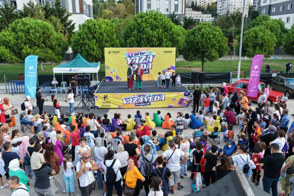 KÜÇÜKÇEKMECE’DE 90’LAR KONSEPTLİ YAZA VEDA FESTİVALİ BÜYÜK İLGİ GÖRDÜ 