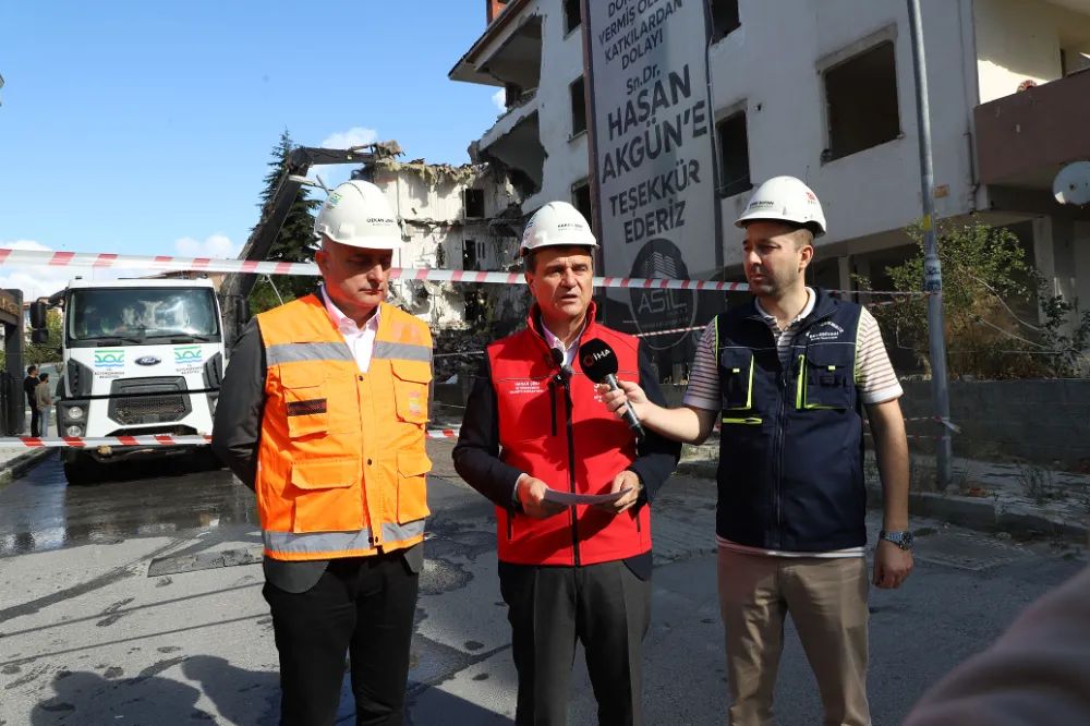 Yüksek riskli olduğu tespit edilen 3 bina belediye ekipleri gözetiminde yıkıldı 