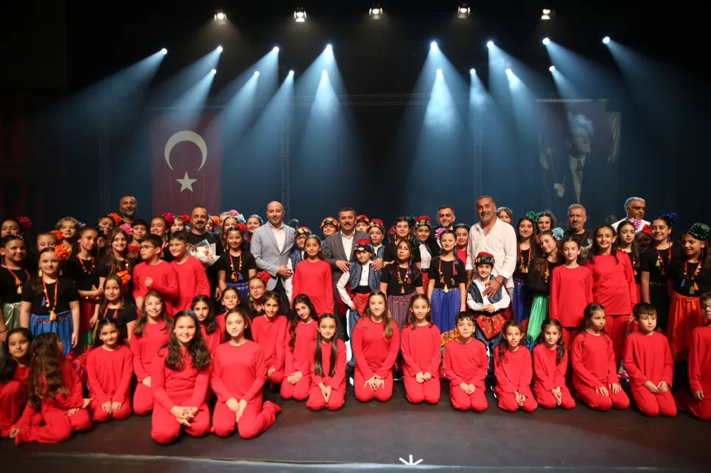 KÜÇÜKÇEKMECE BELEDİYESİ HALK DANSLARI TOPLULUĞU YIL SONU GÖSTERİSİ DÜZENLEDİ 
