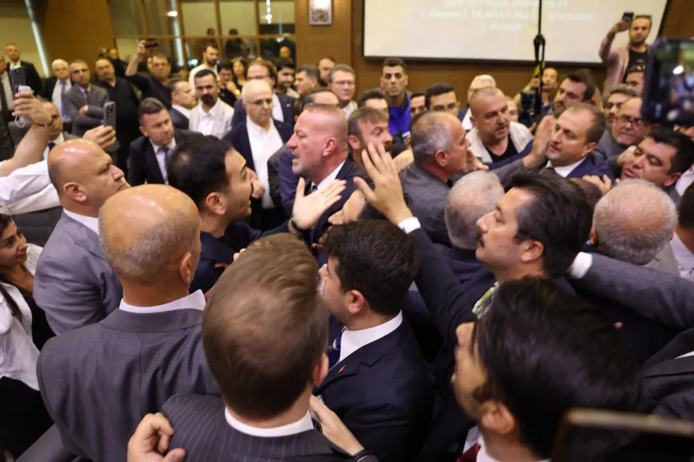 AKP’li Meclis Üyesi Bursa Belediye Başkanı’na saldırdı 